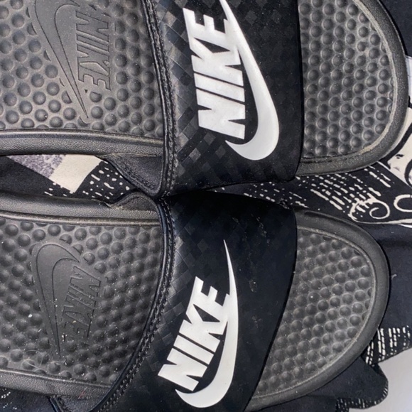 Black Nike slides - Picture 1 of 3
